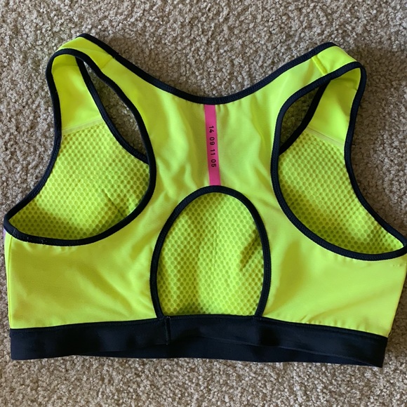 Bundle of 3 Nike sports bras - Picture 3 of 15